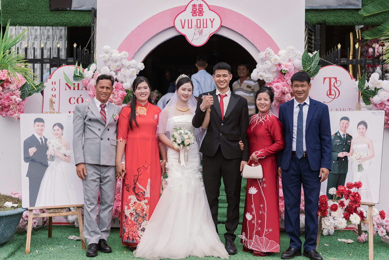 Vợ chồng Sang chụp ảnh kỷ niệm cùng bố mẹ hai bên trong ngày cưới