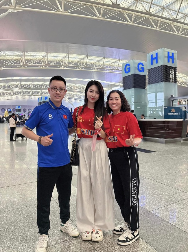 Em gái Văn Toàn khoe nhan sắc nổi bật khi sang Thái Lan cổ vũ ĐT Việt Nam - 2 Em gái Văn Toàn khoe nhan sắc nổi bật khi sang Thái Lan cổ vũ ĐT Việt Nam - 2