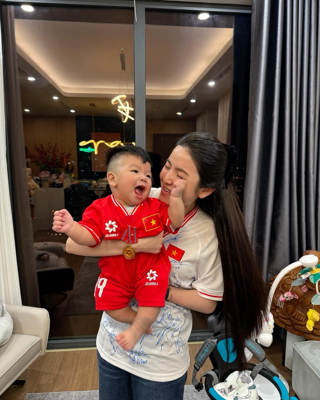 Cảm động: Quang Hải về nhà đoàn tụ cùng con trai sau 2 tháng ròng đi xa thi đấu, tặng Lido món quà đặc biệt - 2 Cảm động: Quang Hải về nhà đoàn tụ cùng con trai sau 2 tháng ròng đi xa thi đấu, tặng Lido món quà đặc biệt - 2