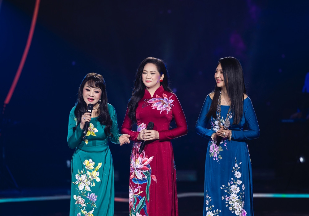 Như Quỳnh có màn tam ca ăn ý cùng danh ca Hương Lan và Họa Mi. Cả ba diện áo dài thêu loài hoa gắn với nghệ danh của họ: quỳnh, cúc họa mi và lan.