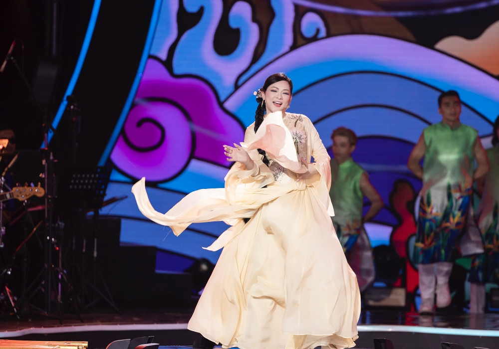 Show diễn kéo dài hơn 4 giờ, kết thúc lúc hơn 1 giờ sáng do có hơn 20 khách mời cùng hàng chục tiết mục bolero, nhạc trẻ, kịch... của chủ nhân đêm nhạc và các nghệ sĩ.