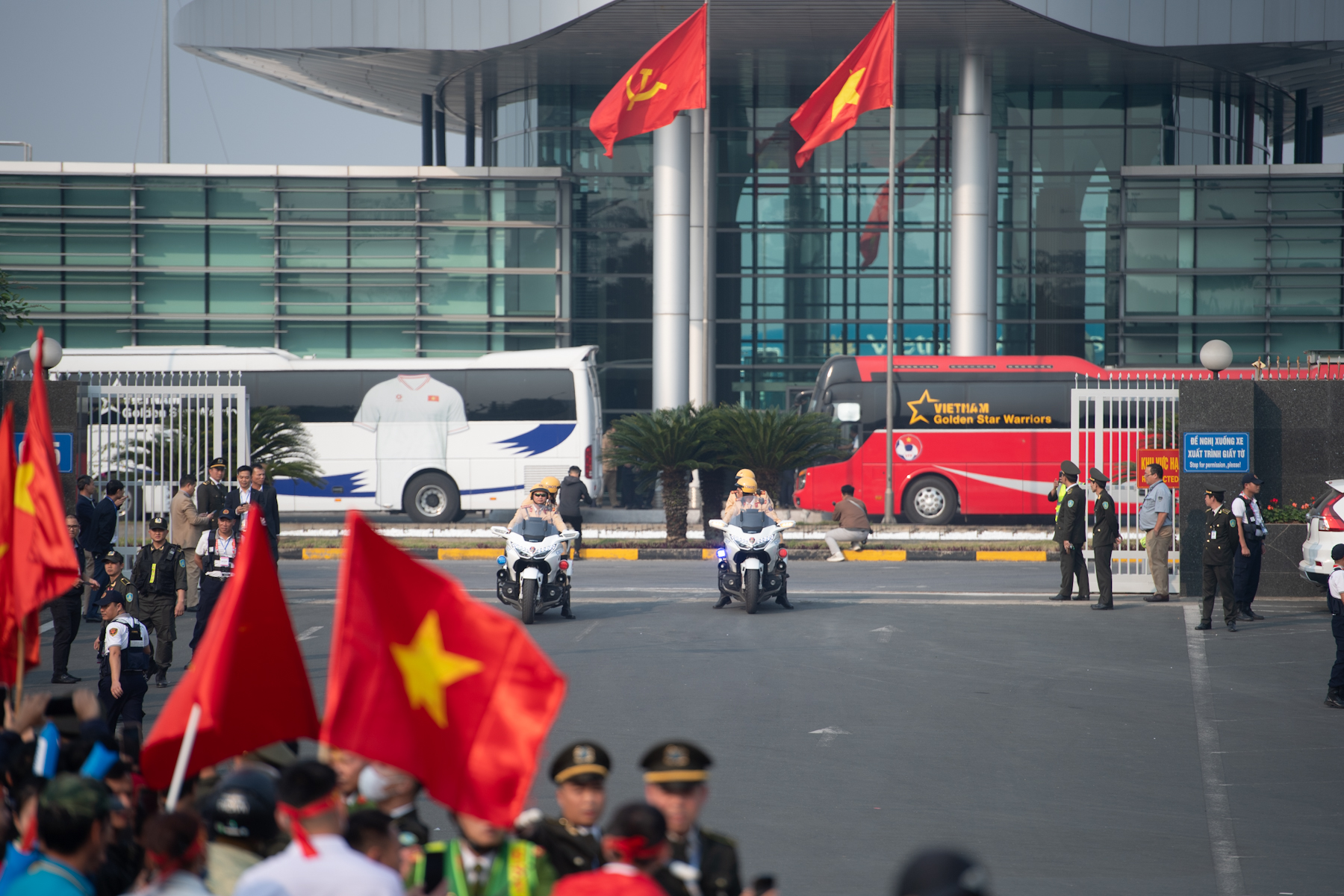 Cận cảnh ĐT Việt Nam rước cúp ở sân bay Nội Bài, những nhà vô địch AFF Cup 2024 đã trở về
