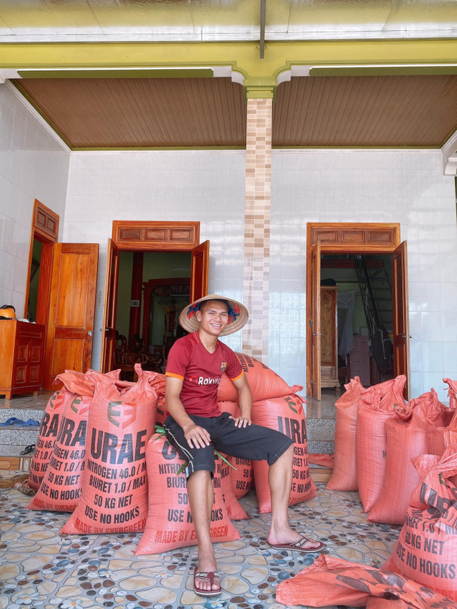Căn nhà cũ của bố mẹ Xuân Mạnh đã được xây dựng lại, khang trang hơn xưa.