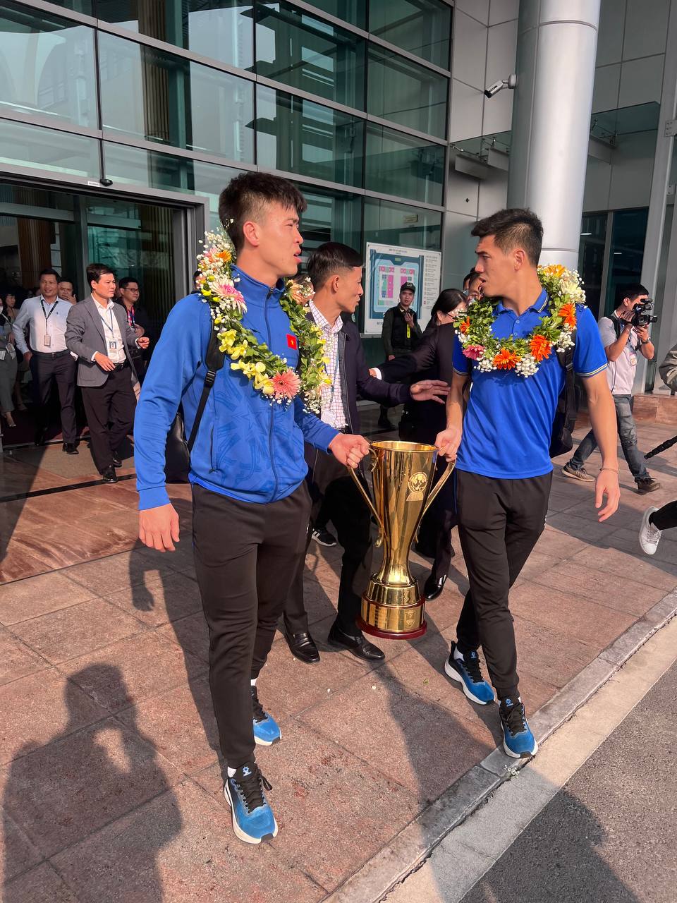 Cận cảnh ĐT Việt Nam rước cúp ở sân bay Nội Bài, những nhà vô địch AFF Cup 2024 đã trở về - 4