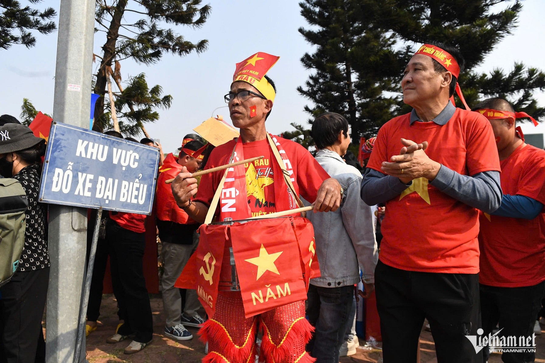 Hàng nghìn người hâm mộ chào đón đội tuyển Việt Nam tại Hà Nội - 2