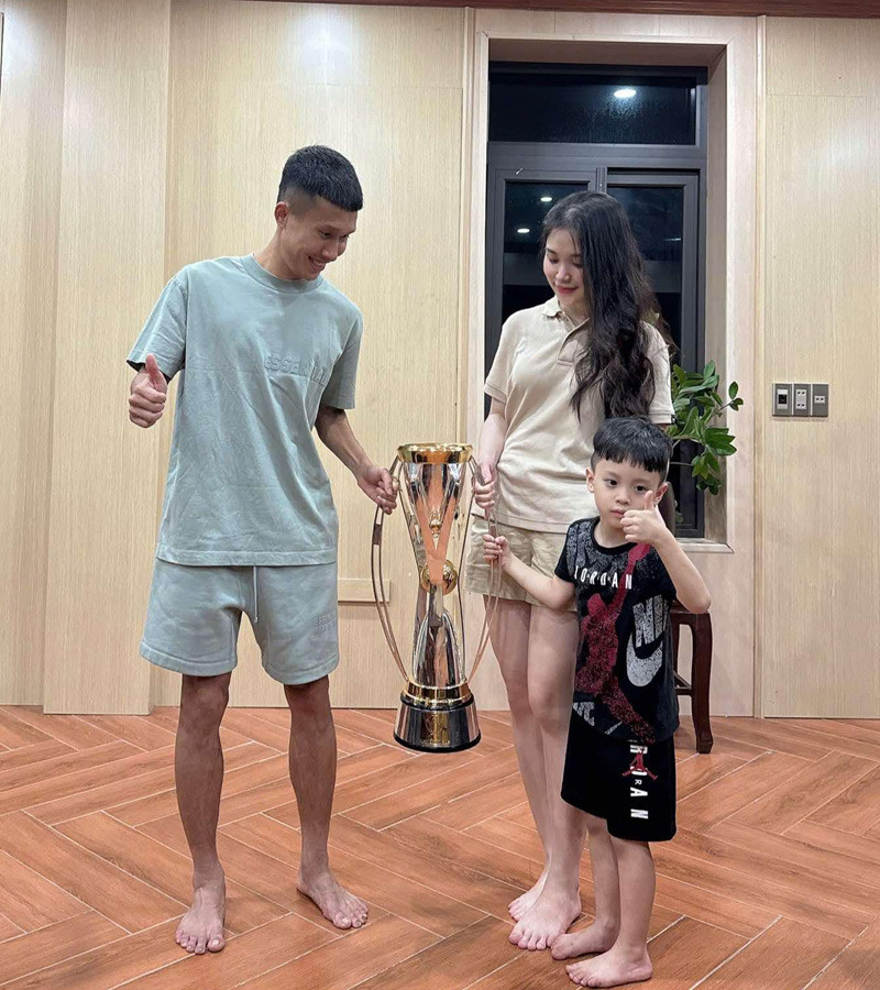 Trên sân ở Thái Lan, câu nói của cầu thủ Doãn Ngọc Tân khiến vợ rơi nước mắt - 2 Trên sân ở Thái Lan, câu nói của cầu thủ Doãn Ngọc Tân khiến vợ rơi nước mắt - 2