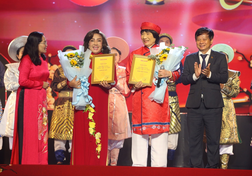 NSND Tự Long và show 'Anh trai' vỡ òa chiến thắng giải Mai Vàng 2024 - 3