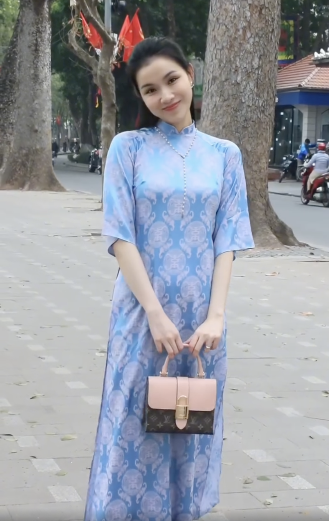 Hoa hậu Hoàn vũ Việt Nam 2008 Thuỳ Lâm gây chú ý khi diện áo dài dạo phố tại Hà Nội