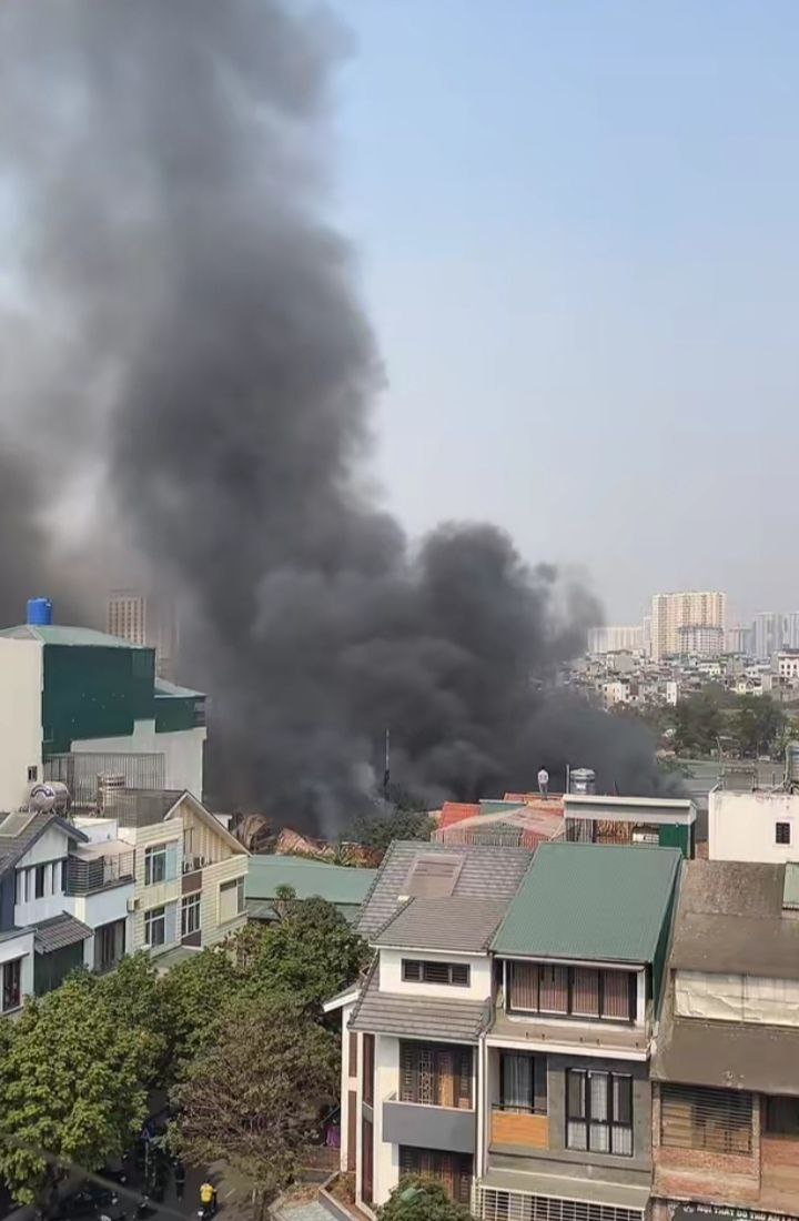 Hà Nội: Cháy lớn tại nhà kho ở Tân Triều, cột khói bốc cao hàng chục mét khiến người dân hoảng sợ Hà Nội: Cháy lớn tại nhà kho ở Tân Triều, cột khói bốc cao hàng chục mét khiến người dân hoảng sợ