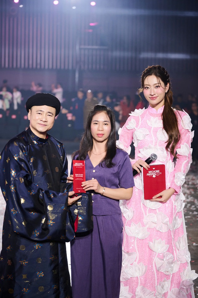 NSND Tự Long gặp gỡ, trao kỷ niệm chương đặc biệt nhất của WeChoice Awards cho gia đình liệt sĩ Tăng Bá Hưng - 1 NSND Tự Long gặp gỡ, trao kỷ niệm chương đặc biệt nhất của WeChoice Awards cho gia đình liệt sĩ Tăng Bá Hưng - 1