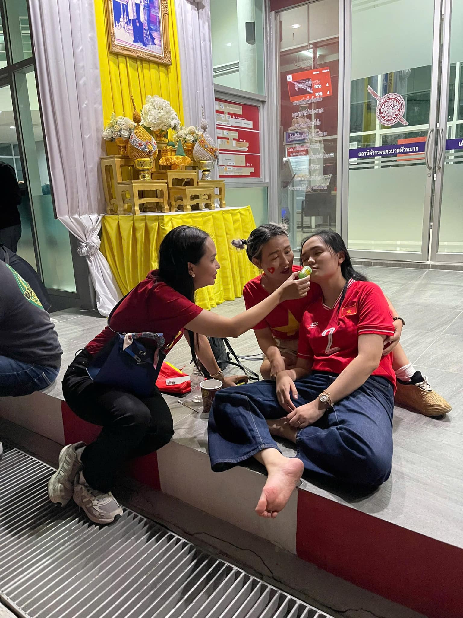 ... Tới nỗi ngất đi ở hậu trường