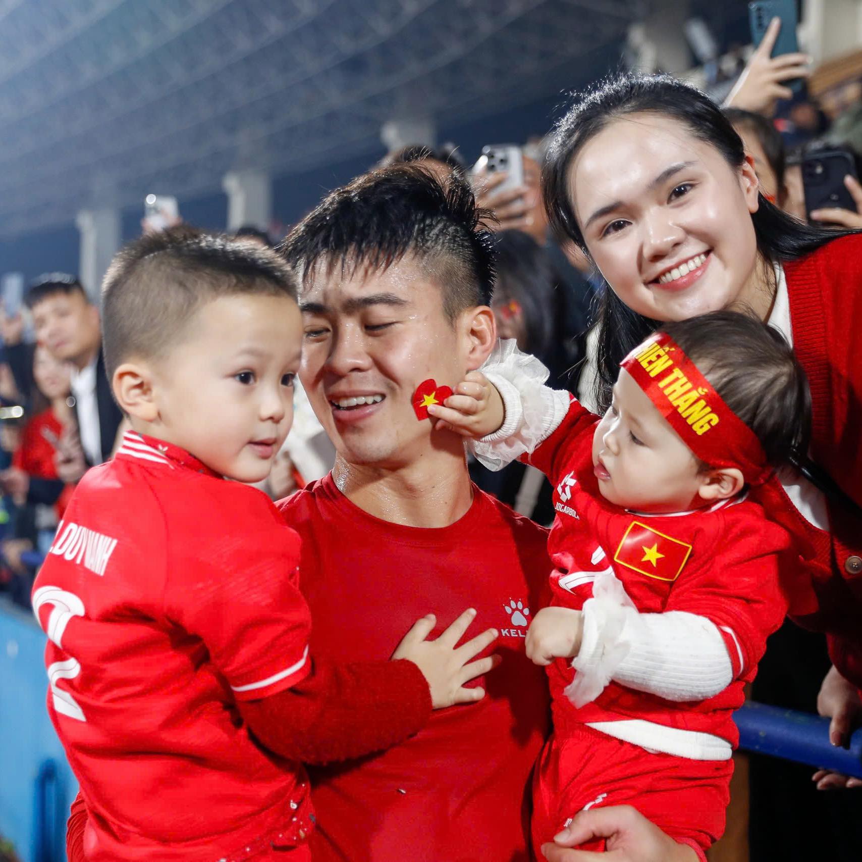 Duy Mạnh được vợ con đến cổ vũ ở AFF Cup 2024