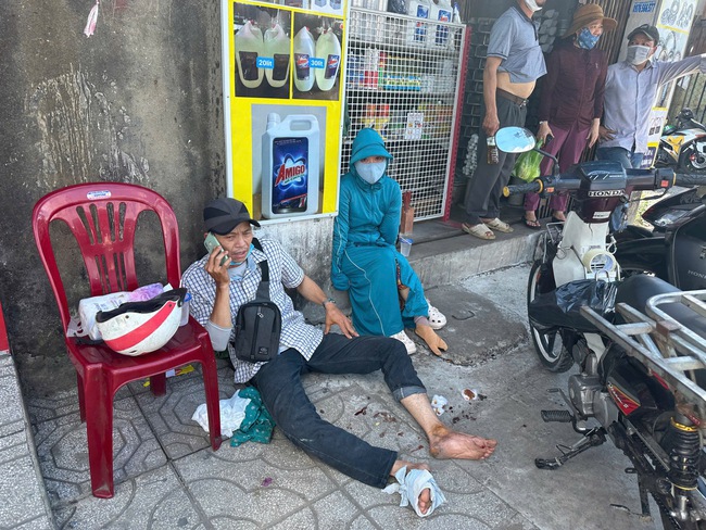 Xe đầu kéo thắng gấp, tấm thép lao thẳng xuống đường ở TP HCM - 2 Xe đầu kéo thắng gấp, tấm thép lao thẳng xuống đường ở TP HCM - 2