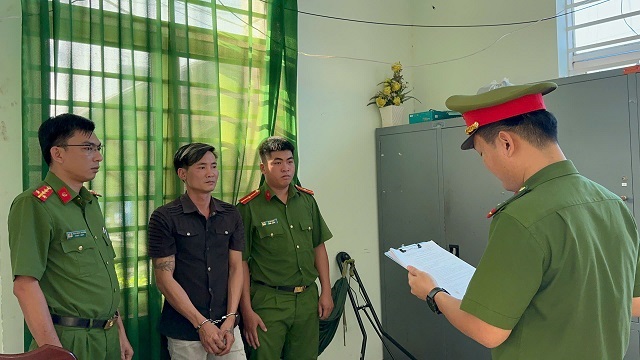 Công an đọc lệnh bắt Lê Đình Dũng