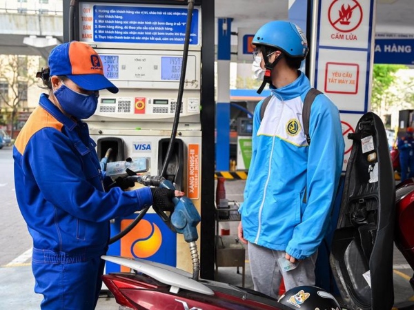 Giá xăng RON 95 giảm lần đầu trong năm 2025
