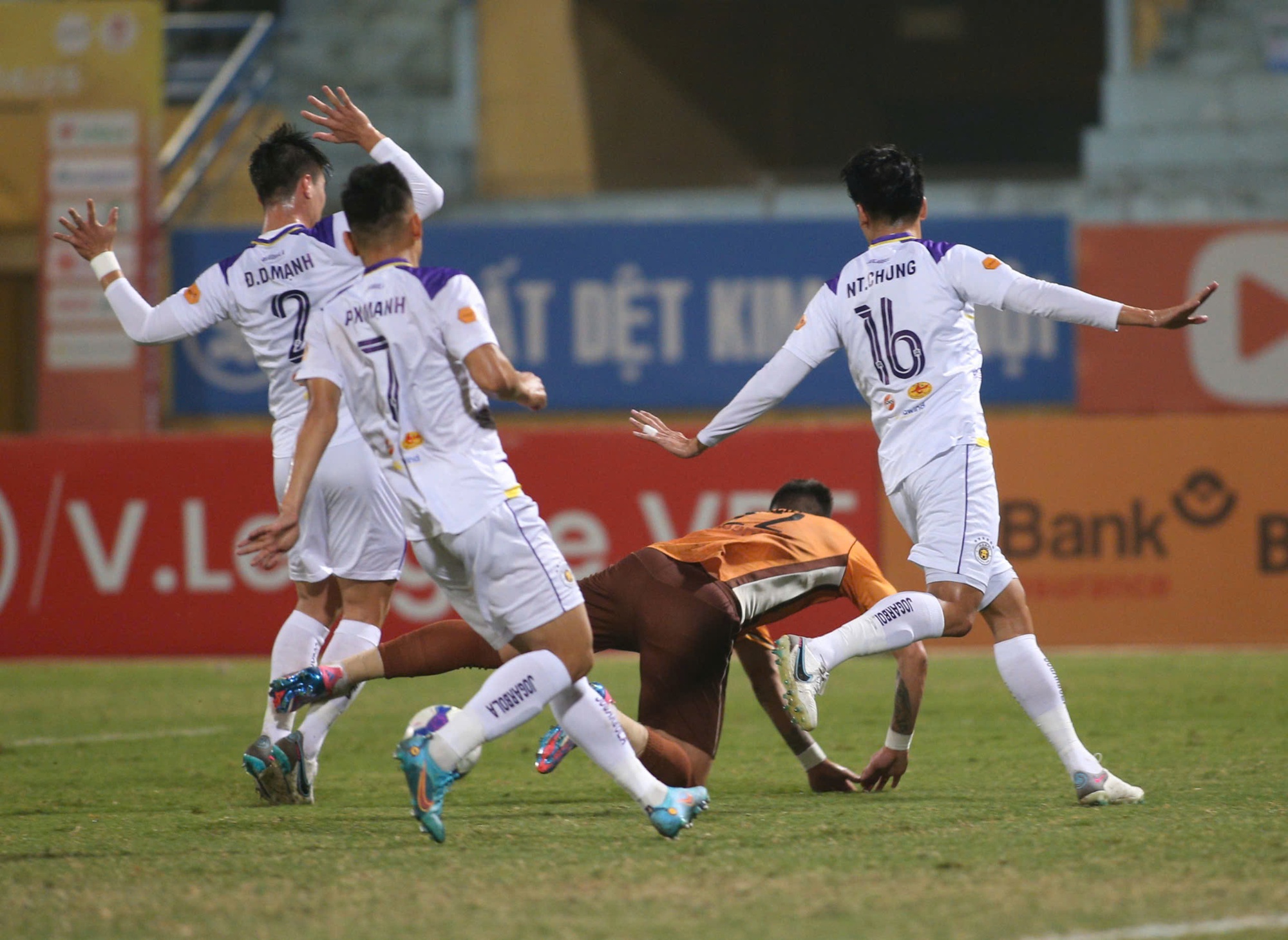 HAGL phá dớp 12 năm tại Hàng Đẫy, gieo sầu cho CLB Hà Nội trong ngày nhà vô địch AFF Cup hóa 'tội đồ' - 1 HAGL phá dớp 12 năm tại Hàng Đẫy, gieo sầu cho CLB Hà Nội trong ngày nhà vô địch AFF Cup hóa 'tội đồ' - 1