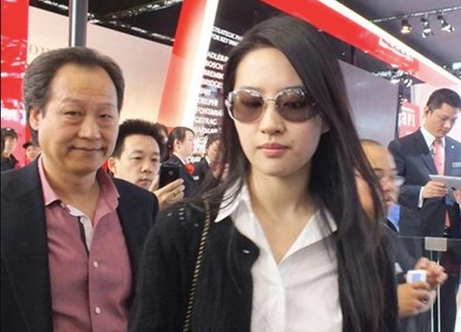HOT: Lưu Diệc Phi bí mật đăng ký kết hôn với cha nuôi tỷ phú? - 5 HOT: Lưu Diệc Phi bí mật đăng ký kết hôn với cha nuôi tỷ phú? - 5