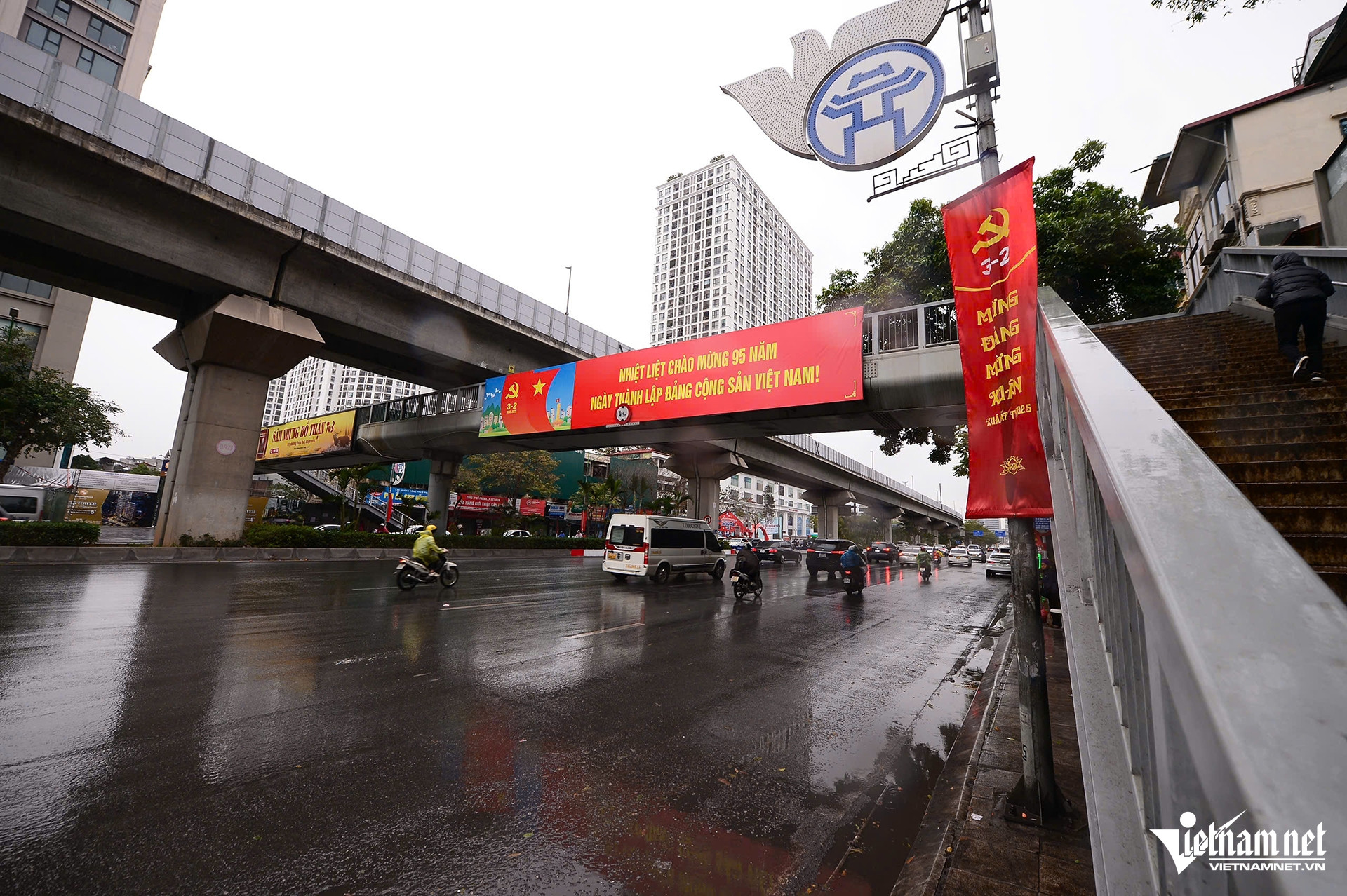 Mưa rét bao trùm, đường phố Hà Nội vắng lặng ngày 27 Tết - 9