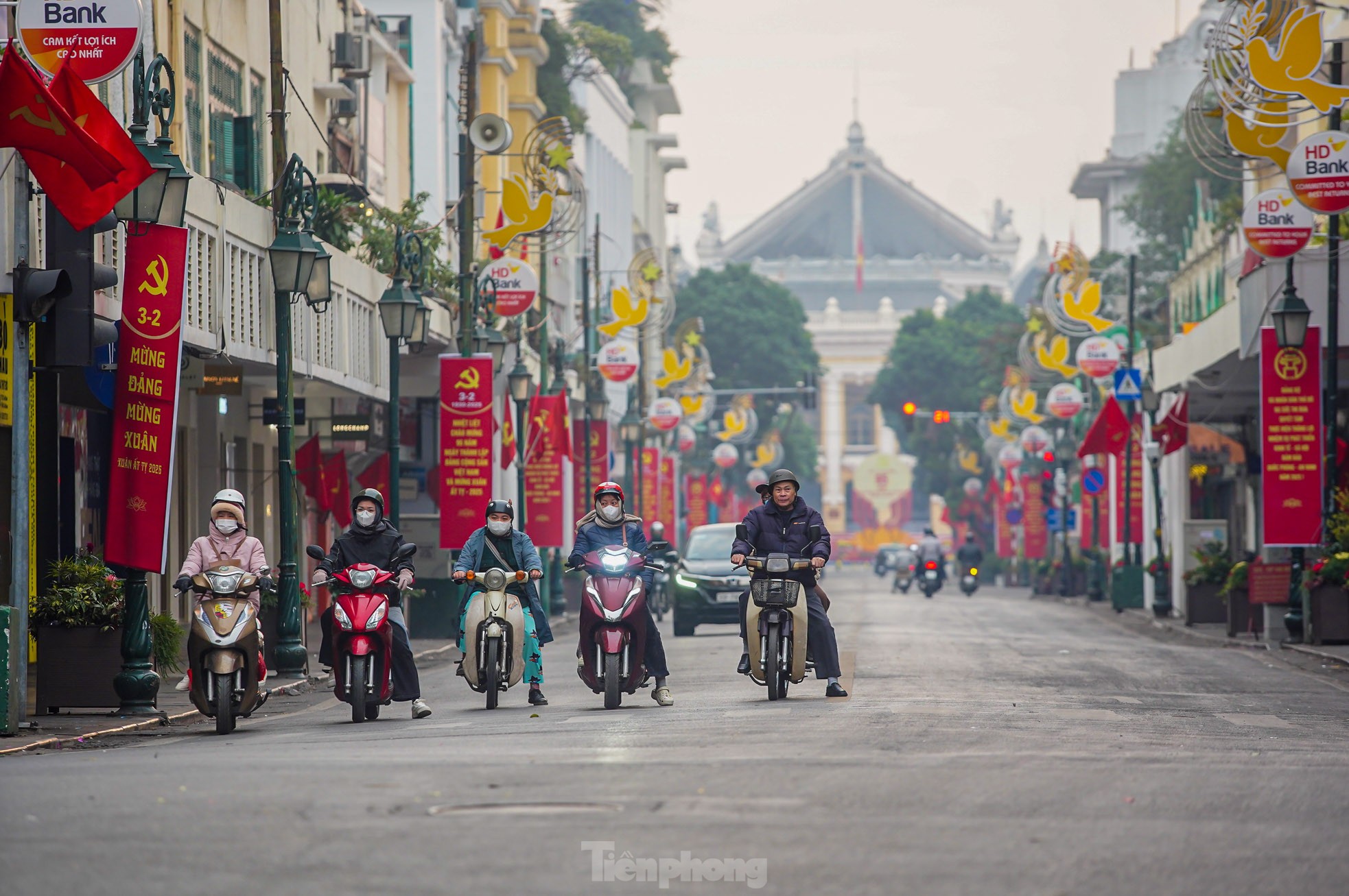 Phố phường Hà Nội bình yên sáng mùng 1 Tết - 12