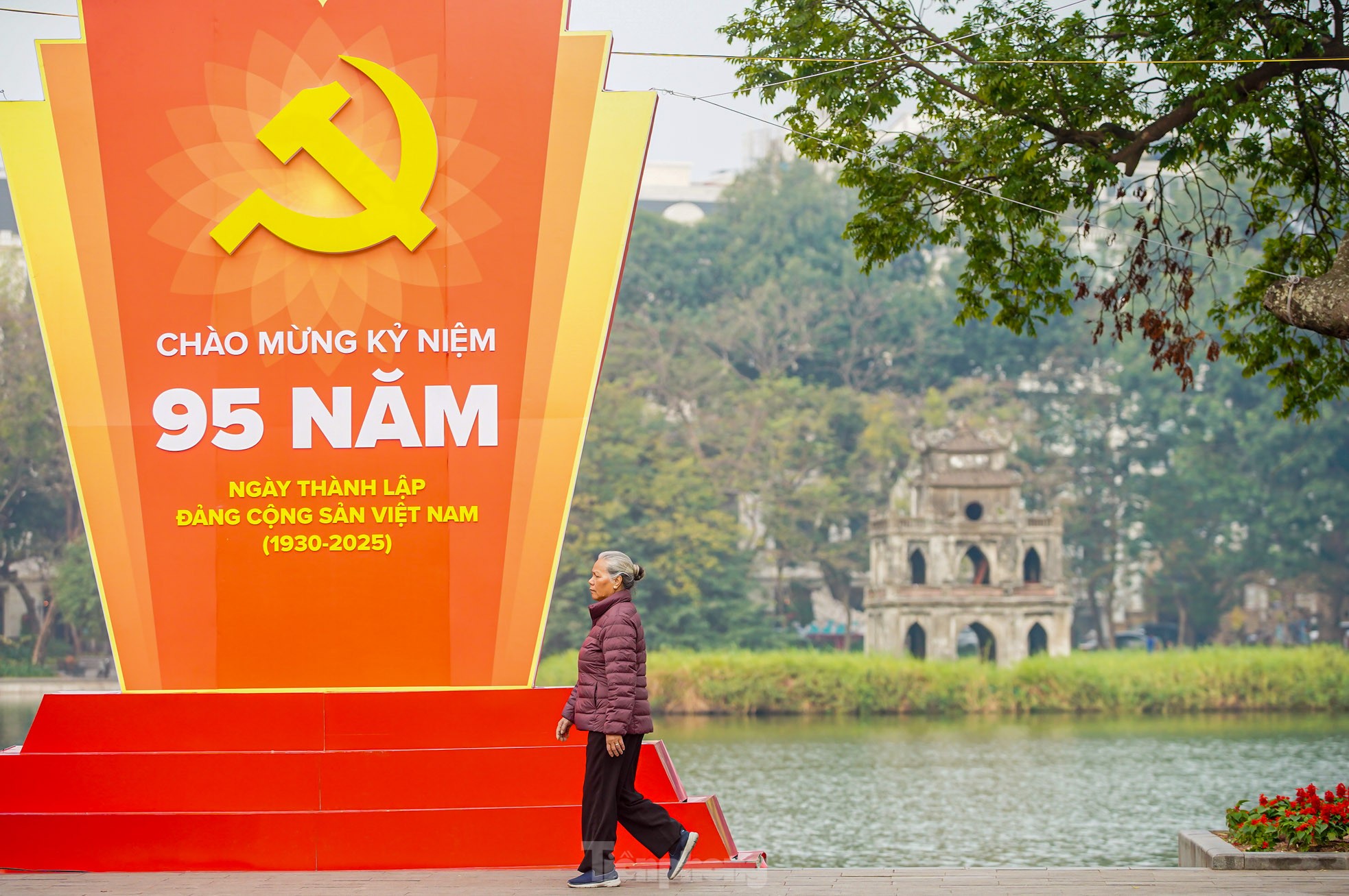 Phố phường Hà Nội bình yên sáng mùng 1 Tết - 15