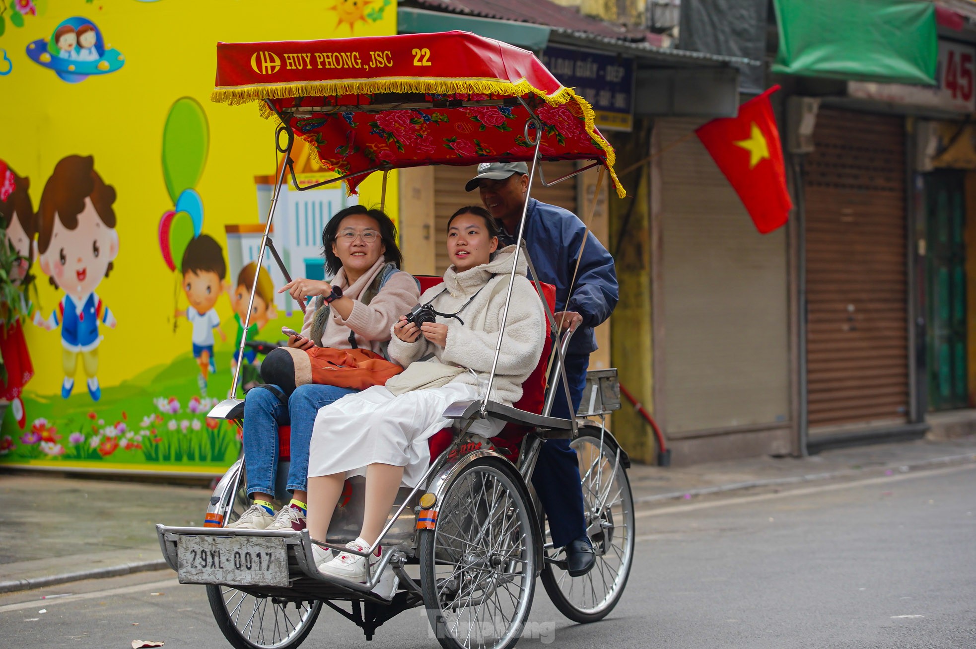 Phố phường Hà Nội bình yên sáng mùng 1 Tết - 24