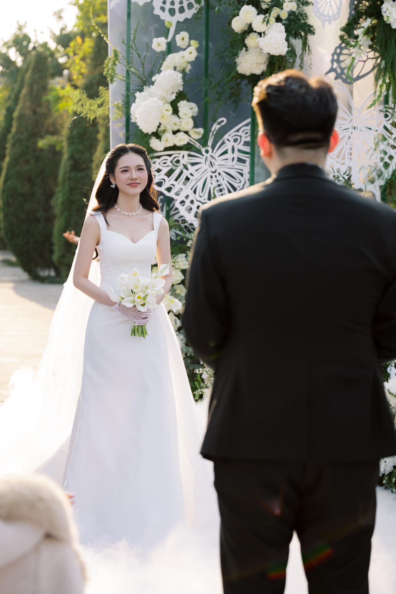 Hoa hậu Kỳ Duyên vừa bí mật tổ chức lễ cưới: Dâu rể khoá môi cực ngọt, khách mời vỏn vẹn 50 người - 8