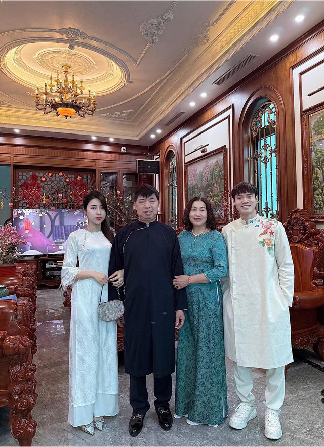 Vừa đầu năm, Văn Toàn bất lực vì 'bị cắm sừng' - 2 Vừa đầu năm, Văn Toàn bất lực vì 'bị cắm sừng' - 2