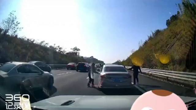 Bé trai bị ôtô tông văng xa nhiều mét trước mắt bố mẹ, hành động của người cha gây tranh cãi - 3