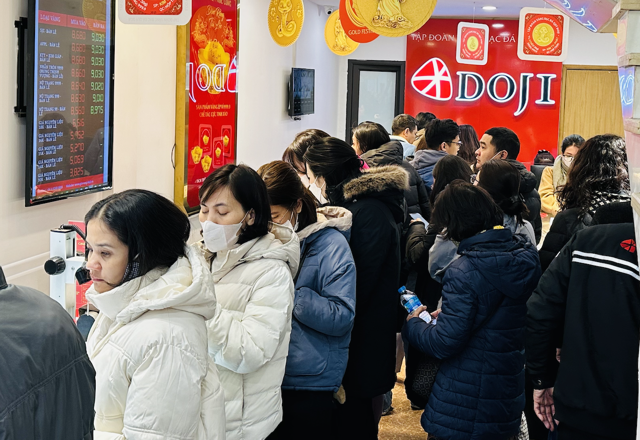 Tiệm vàng chỉ bán ra không mua vào, có người chốt lấy 200 chiếc nhẫn trơn - 5 Tiệm vàng chỉ bán ra không mua vào, có người chốt lấy 200 chiếc nhẫn trơn - 5