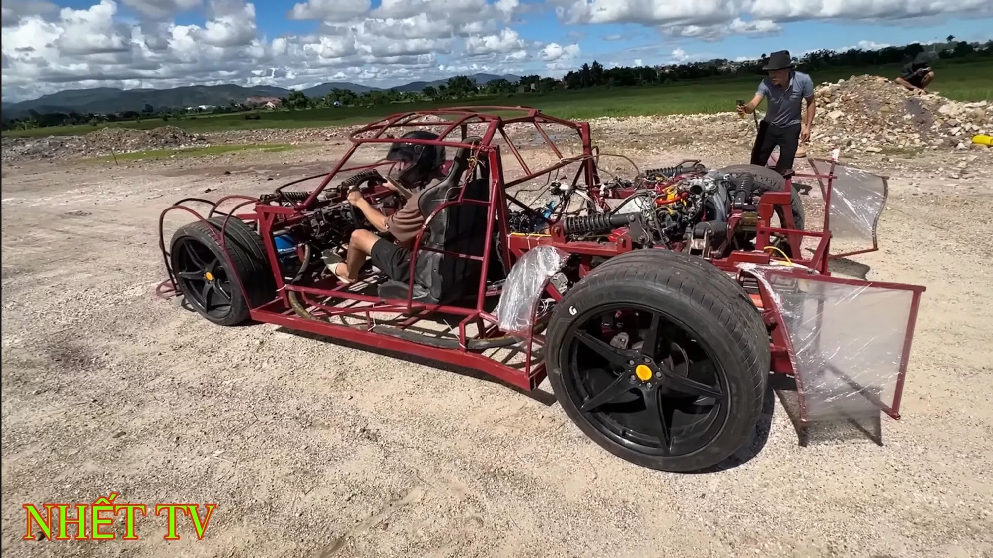 Báo Tây ngỡ ngàng với Koenigsegg Jesko tự chế của nhóm bạn trẻ Quảng Ninh: Mô hình đi được, cửa đóng mở như xe thật, tự chế tạo khung xe và giảm xóc - 13