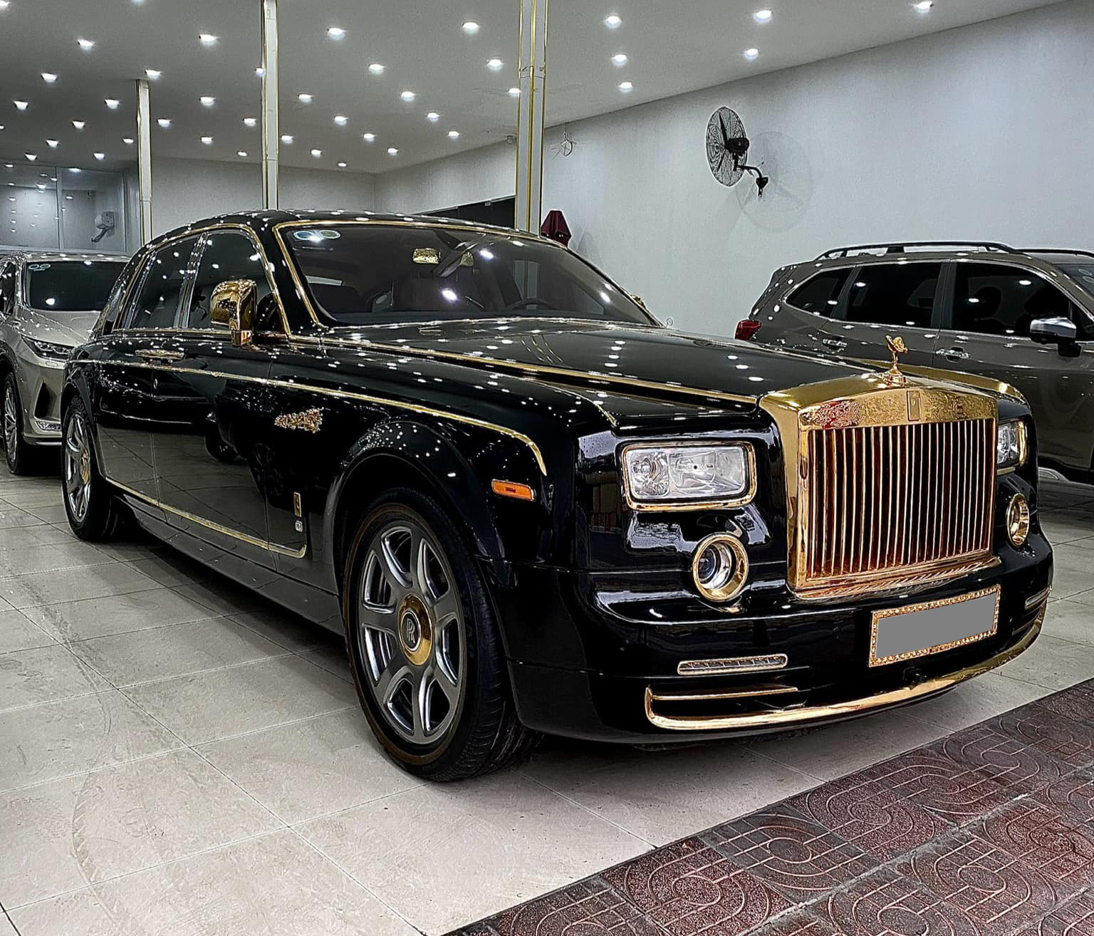 Rolls-Royce Phantom hàng độc giá 9,5 tỷ đồng tại Việt Nam: Mạ vàng 24K từ ngoài vào trong, nhiều chi tiết chạm khắc hình rồng - 2