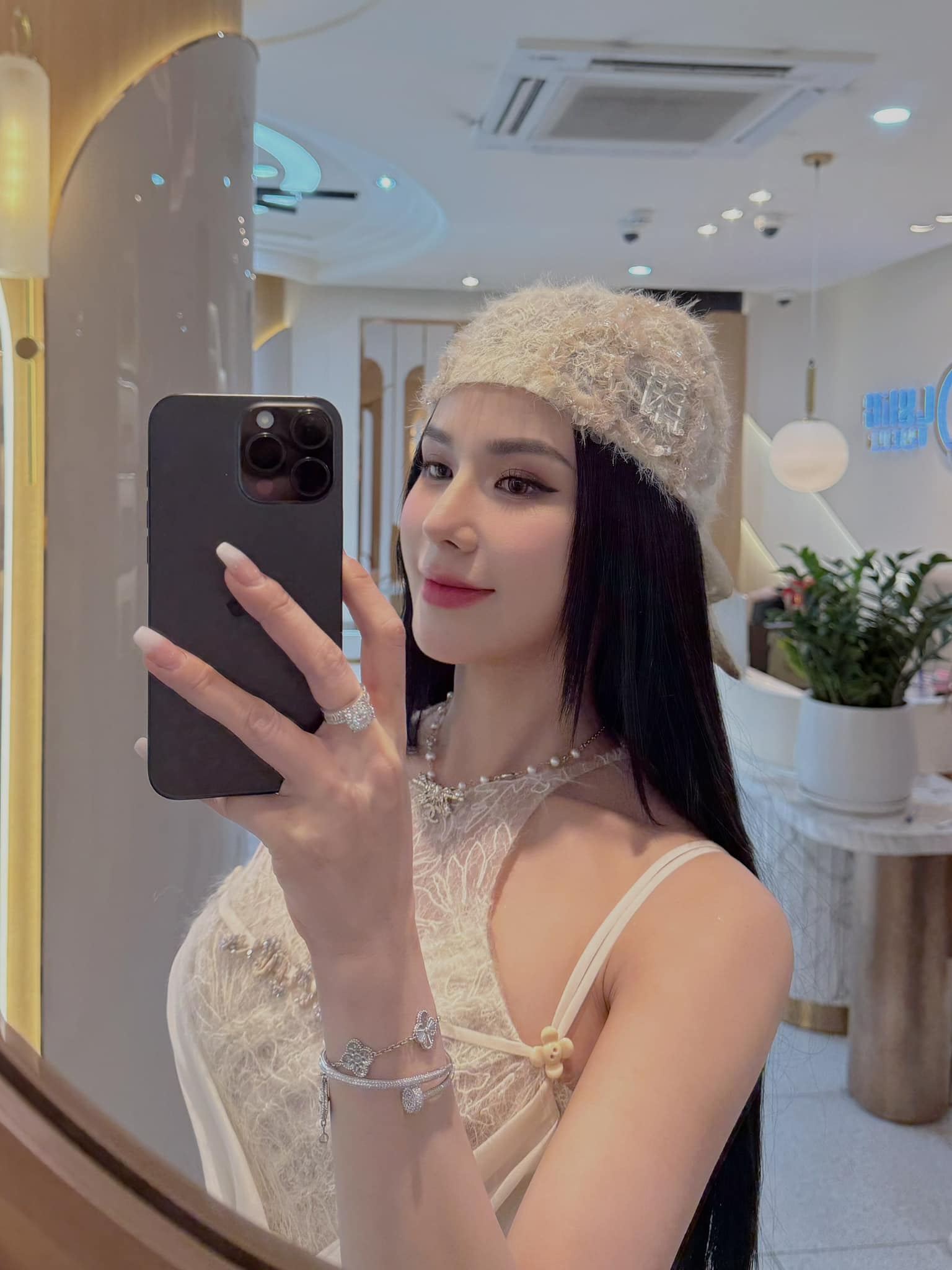 Phản ứng đáng bàn của Diệp Lâm Anh sau khi tình trẻ kém 11 tuổi công khai - 4 Phản ứng đáng bàn của Diệp Lâm Anh sau khi tình trẻ kém 11 tuổi công khai - 4