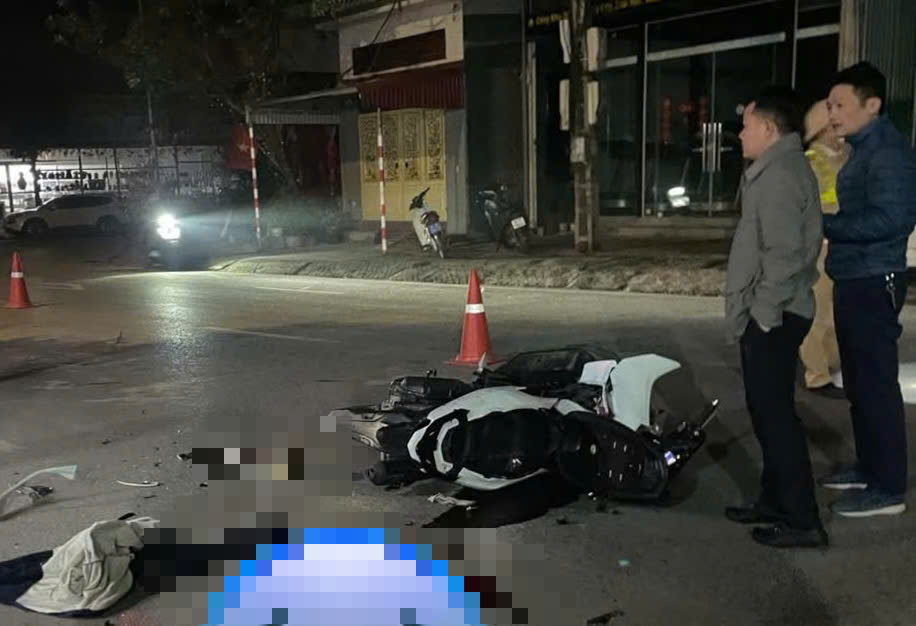 Kinh hoàng clip xe máy tông trực diện vào ô tô đang quay đầu trong đêm, 2 học sinh THPT tử vong thương tâm - 1