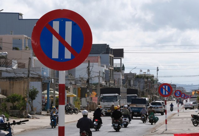 Chính quyền nói gì về việc 1 km Quốc lộ 27 có 23 biển cấm đậu xe? - 1 Chính quyền nói gì về việc 1 km Quốc lộ 27 có 23 biển cấm đậu xe? - 1