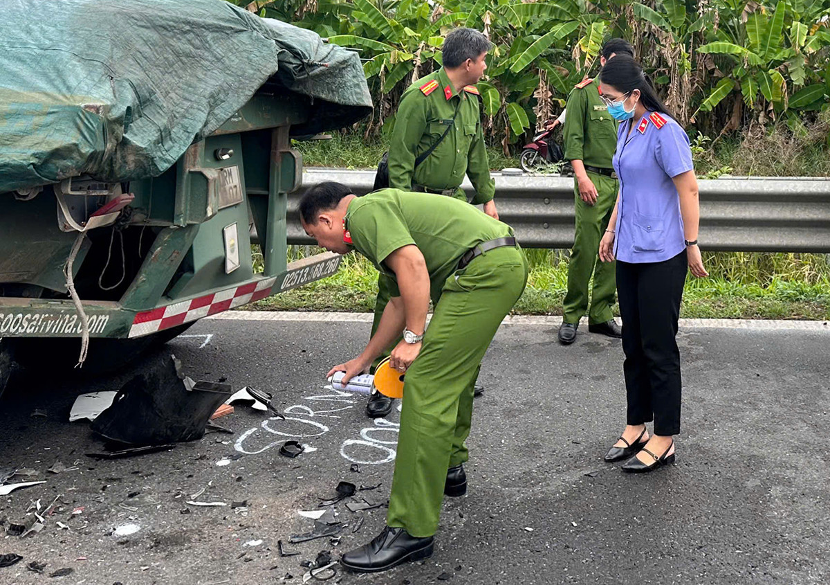 Ô tô tông xe container đậu trên cao tốc Trung Lương - Mỹ Thuận, 1 phụ nữ tử vong Ô tô tông xe container đậu trên cao tốc Trung Lương - Mỹ Thuận, 1 phụ nữ tử vong