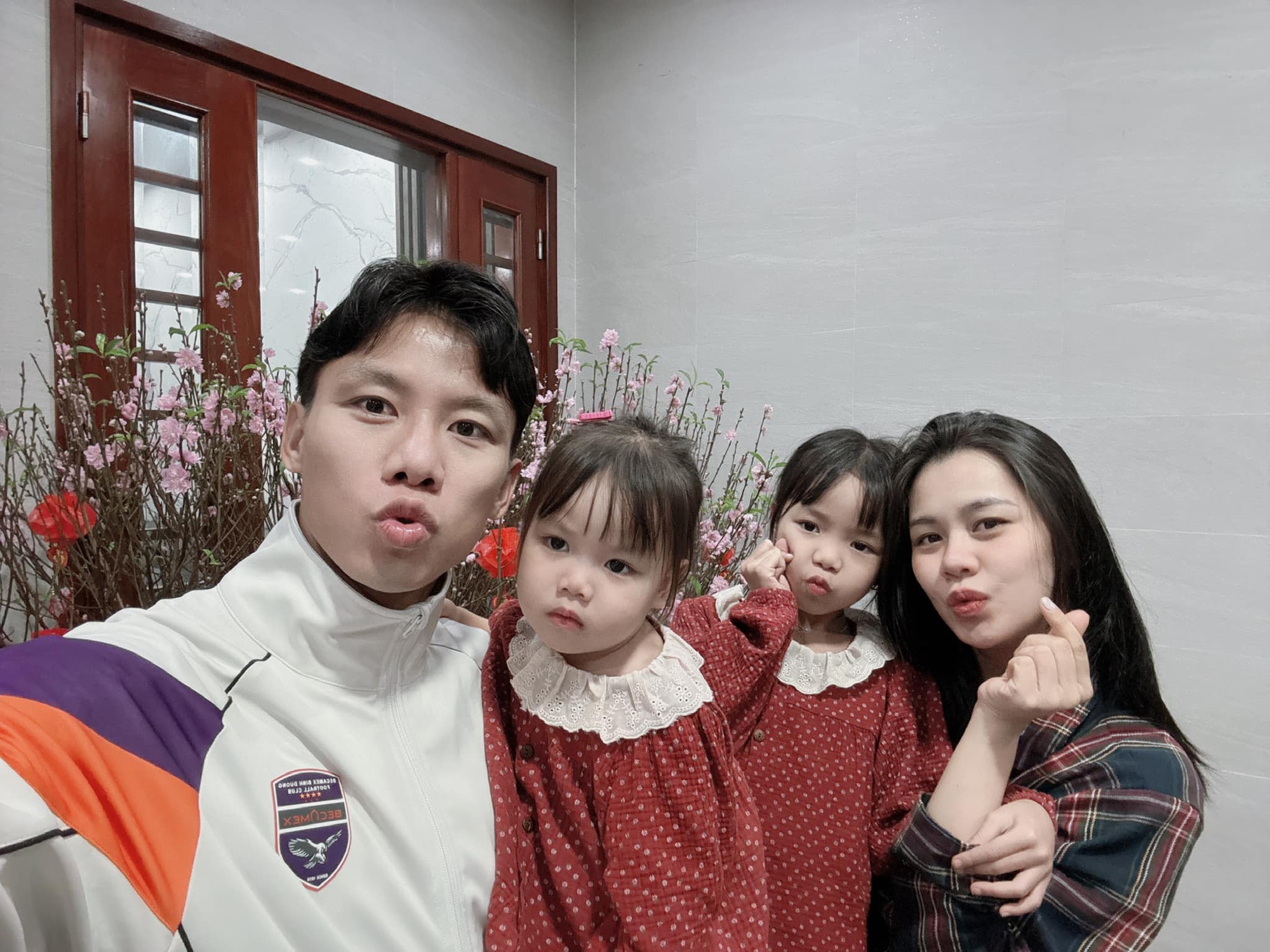 Cô nàng hoa khôi lấy chồng cầu thủ, cuộc sống đủ nhà lầu xe hơi, vừa sinh bé thứ 3 nhan sắc vẫn không có điểm chê - 2 Cô nàng hoa khôi lấy chồng cầu thủ, cuộc sống đủ nhà lầu xe hơi, vừa sinh bé thứ 3 nhan sắc vẫn không có điểm chê - 2