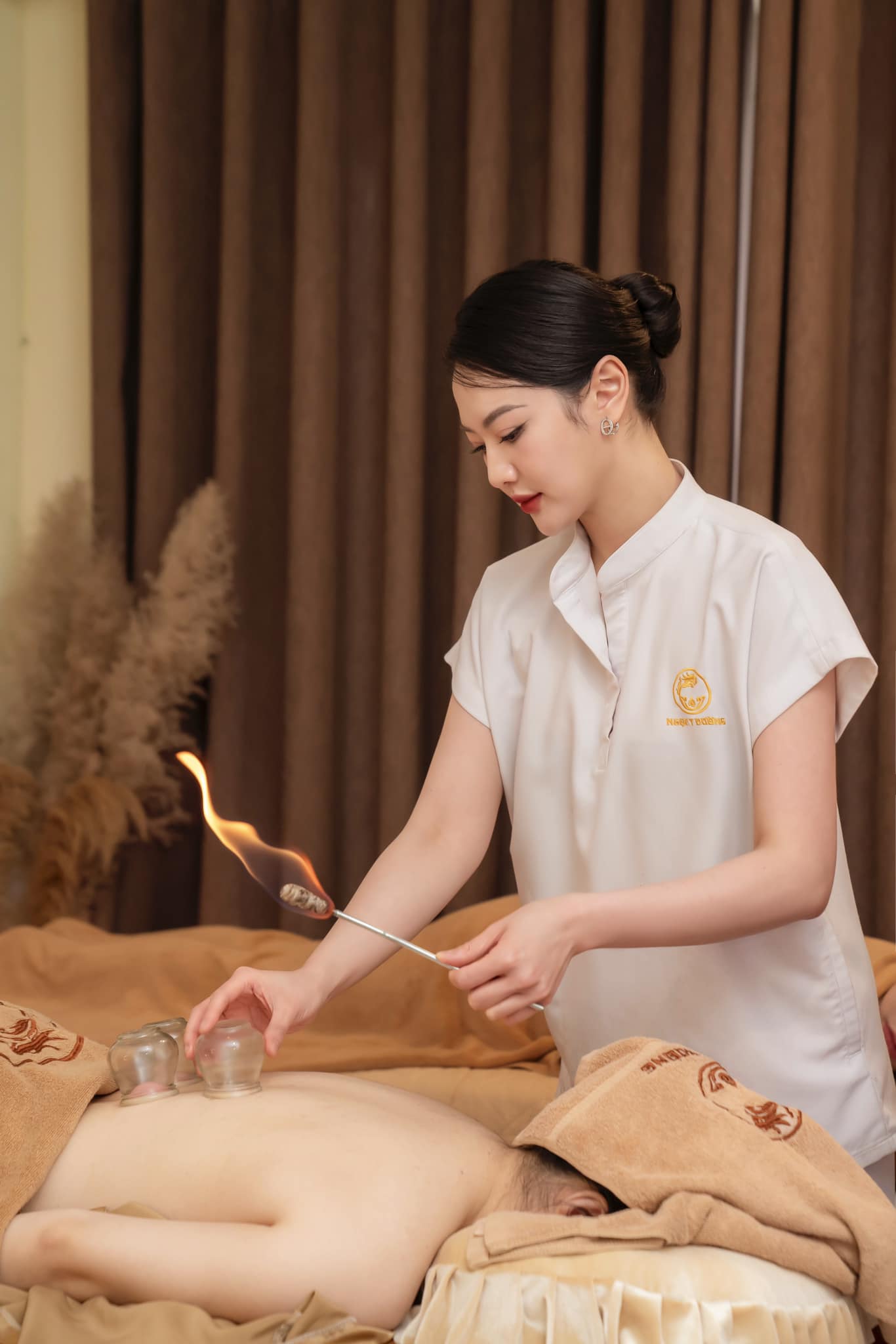 Ái nữ nhà Y Dược Bảo Long: Hoa khôi gác lại hào quang vương miện nối nghiệp cha, dùng cây thuốc trị bệnh cứu người - 7