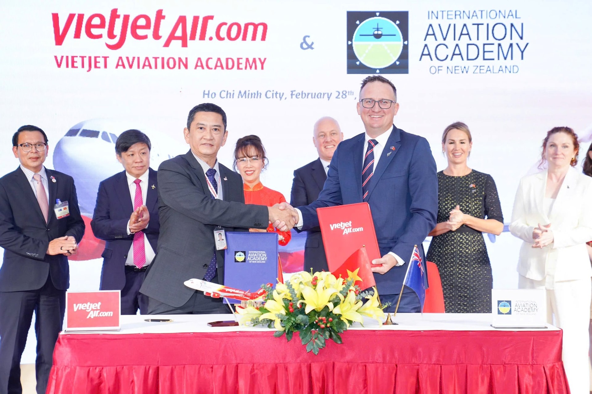 Thủ tướng New Zealand cùng tỷ phú Nguyễn Thị Phương Thảo vừa làm 1 việc đặc biệt trên máy bay Vietjet - 2 Thủ tướng New Zealand cùng tỷ phú Nguyễn Thị Phương Thảo vừa làm 1 việc đặc biệt trên máy bay Vietjet - 2