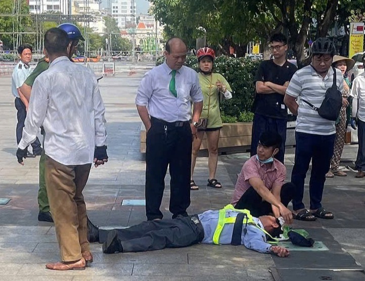 Vụ nam thanh niên 'bênh chó', đánh nhân viên bảo vệ bất tỉnh trên phố đi bộ Nguyễn Huệ: Sức khoẻ nạn nhân hiện ra sao? Vụ nam thanh niên 'bênh chó', đánh nhân viên bảo vệ bất tỉnh trên phố đi bộ Nguyễn Huệ: Sức khoẻ nạn nhân hiện ra sao?
