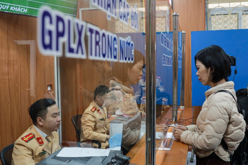 Tham gia giao thông như thế nào khi đang trong thời gian chờ cấp, đổi giấy phép lái xe