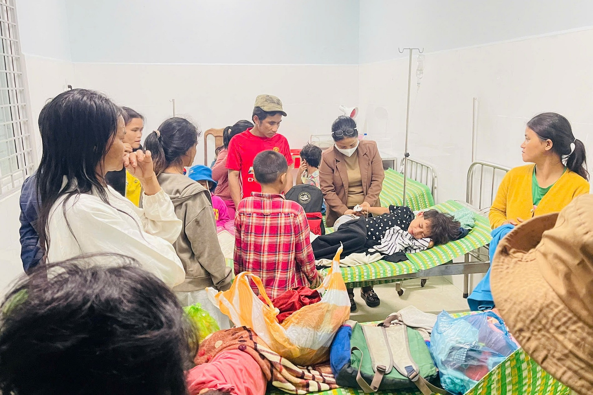 4 trẻ rơi vào tình huống nguy hiểm, hiệu trưởng ra quyết định hành động giữa đêm - 1 4 trẻ rơi vào tình huống nguy hiểm, hiệu trưởng ra quyết định hành động giữa đêm - 1