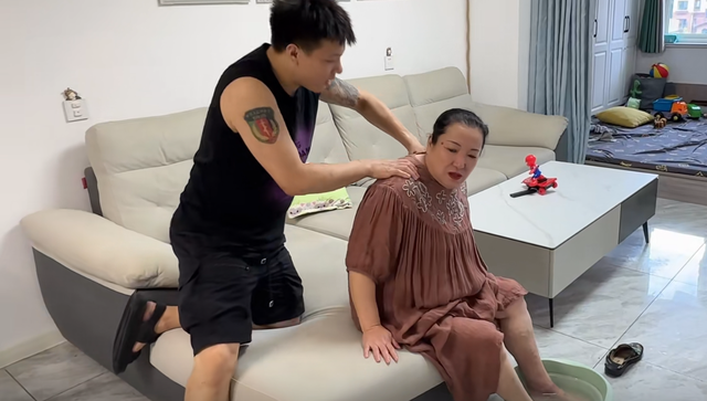 Chàng rể 28 tuổi và mẹ vợ U50 đã sống như thế nào mà dân tình ngỡ ngàng: Hiếm ai làm được! - 1