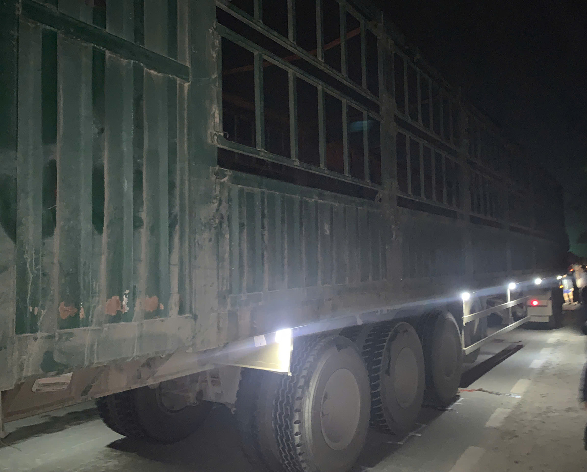 Va chạm với xe đầu kéo, 2 học sinh lớp 9 tử vong tại chỗ Va chạm với xe đầu kéo, 2 học sinh lớp 9 tử vong tại chỗ