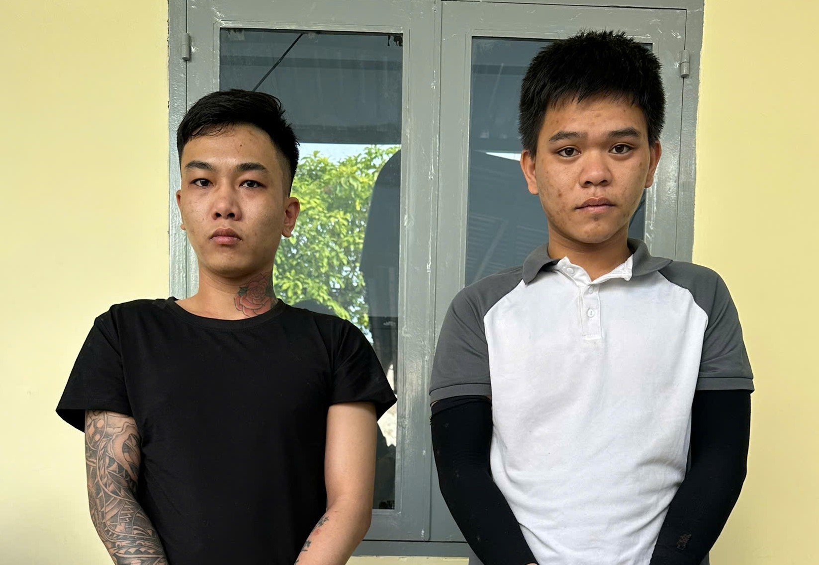 2 thanh niên bất ngờ khóa trái cửa và đổ xăng vào phòng của đôi vợ chồng ở Biên Hòa 2 thanh niên bất ngờ khóa trái cửa và đổ xăng vào phòng của đôi vợ chồng ở Biên Hòa