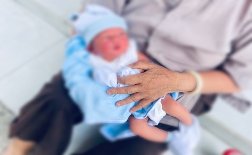 Xót xa bé sơ sinh bị mẹ bỏ rơi, kèm tờ giấy ghi 'không bao giờ tìm con' - 1 Xót xa bé sơ sinh bị mẹ bỏ rơi, kèm tờ giấy ghi 'không bao giờ tìm con' - 1