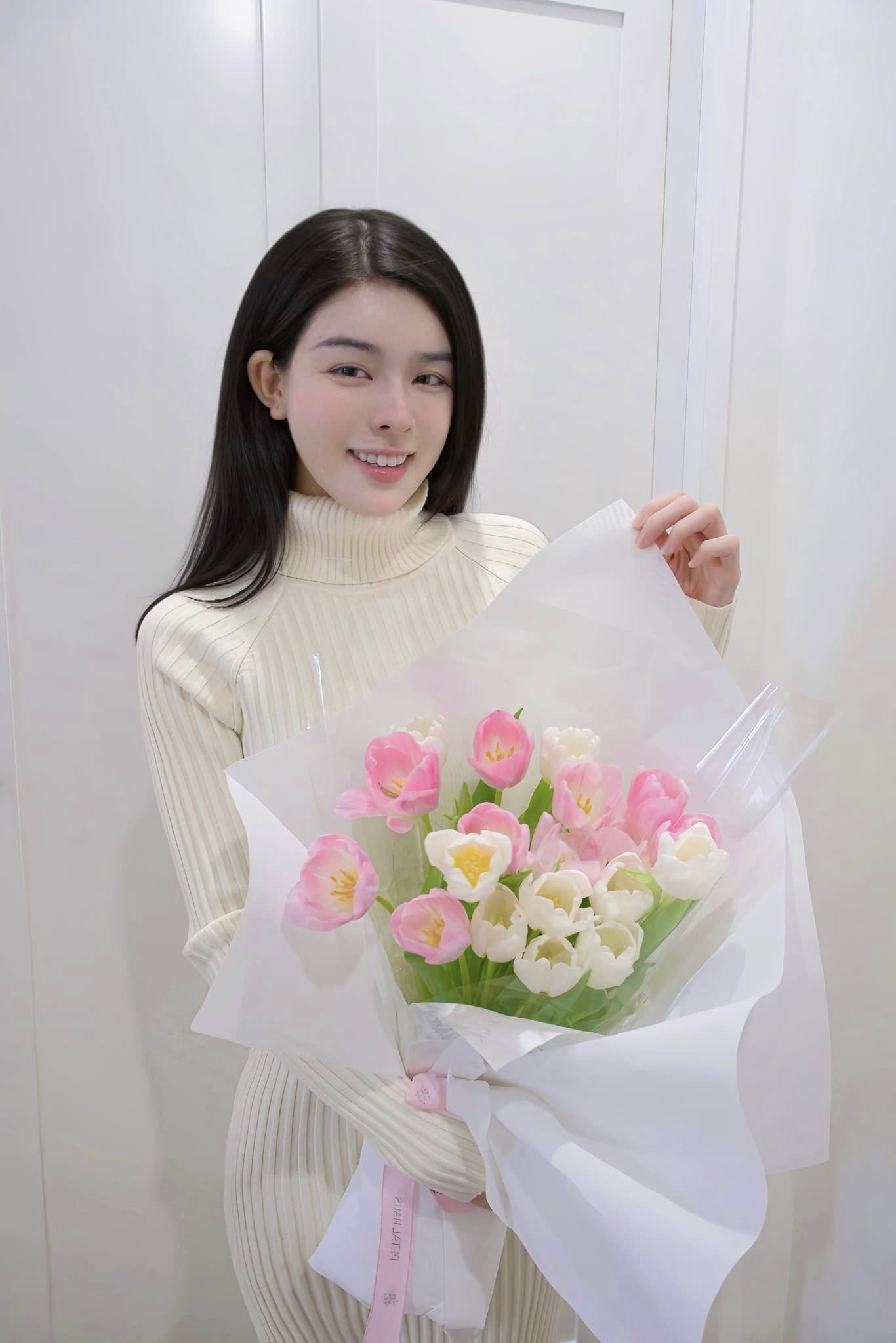 Bạn gái nóng bỏng của Vũ Văn Thanh bất ngờ đăng ảnh diện váy cô dâu, làng bóng đá sắp có đám cưới cổ tích? - 2