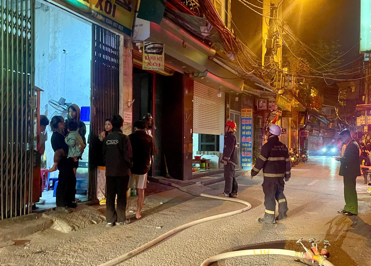 Lửa bùng dữ dội tại ngôi nhà có 8 người ở Hà Nội - 1 Lửa bùng dữ dội tại ngôi nhà có 8 người ở Hà Nội - 1