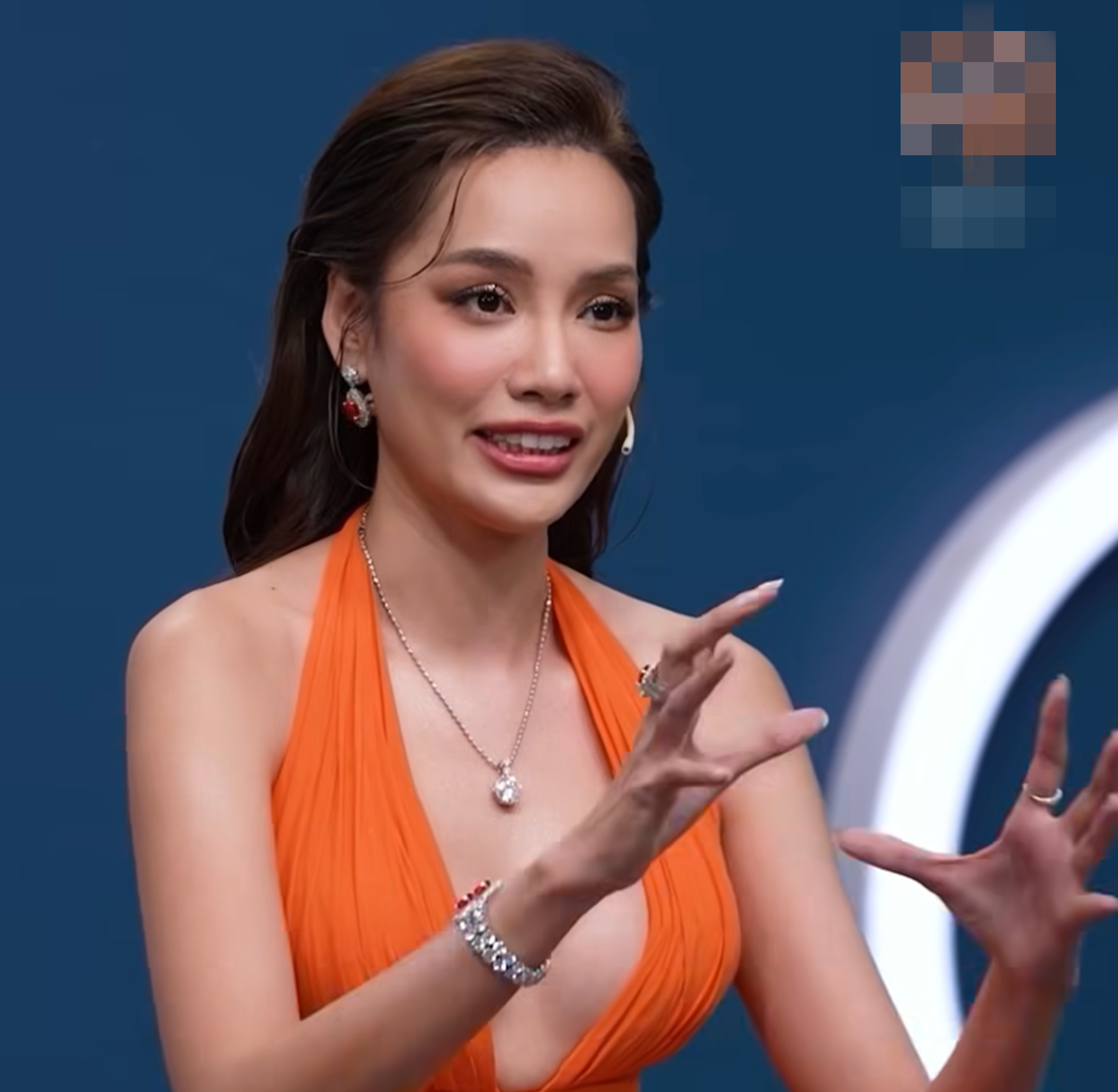 Á hậu Việt bị chê IQ kém, đốp chát với đàn chị, dân mạng góp ý thì có thái độ khó hiểu - 1 Á hậu Việt bị chê IQ kém, đốp chát với đàn chị, dân mạng góp ý thì có thái độ khó hiểu - 1