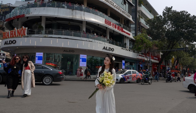 Hàm Cá Mập những ngày cuối cùng bên Hồ Gươm: Một mét vuông, hai người giơ máy! - 15