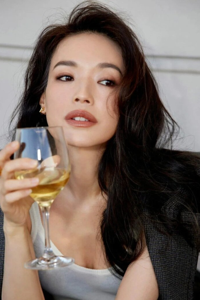 6 đôi môi 'cám dỗ' của showbiz: Giai nhân 4000 năm có đọ được sao nữ đẹp nhất Trung Hoa? - 8